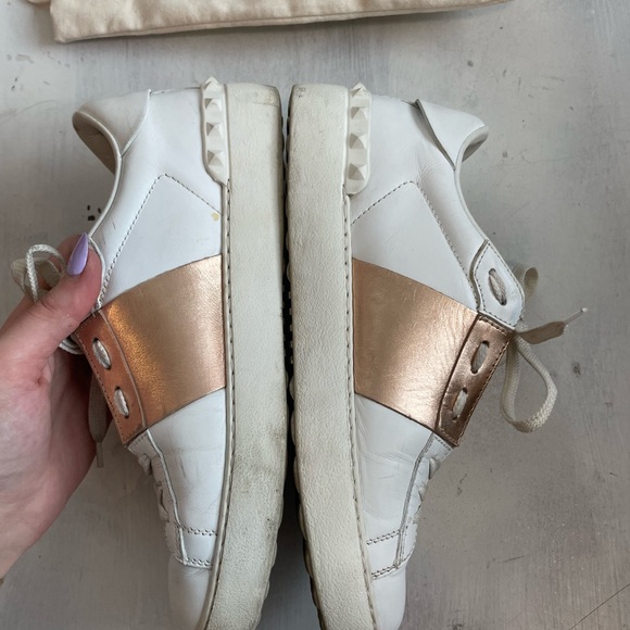 ❌SOLD❌VALENTINO White Rose Gold Leather Rockstud Low Top Sneakers - Picture 6 of 12